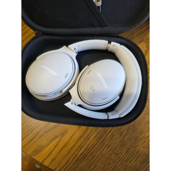 Bose Quiet Comfort 45 Headphones - Picture 2 of 5